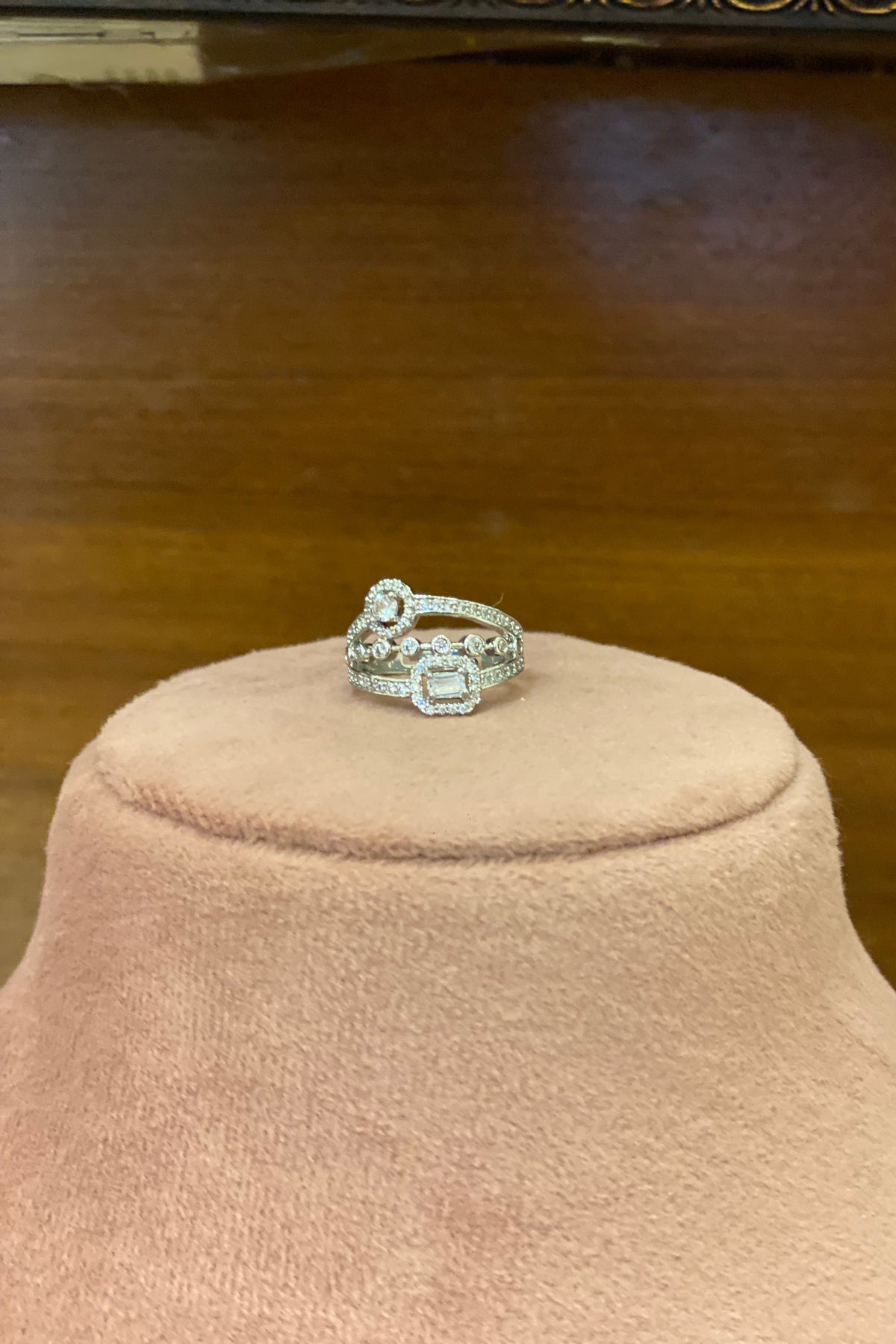 Daina ring
