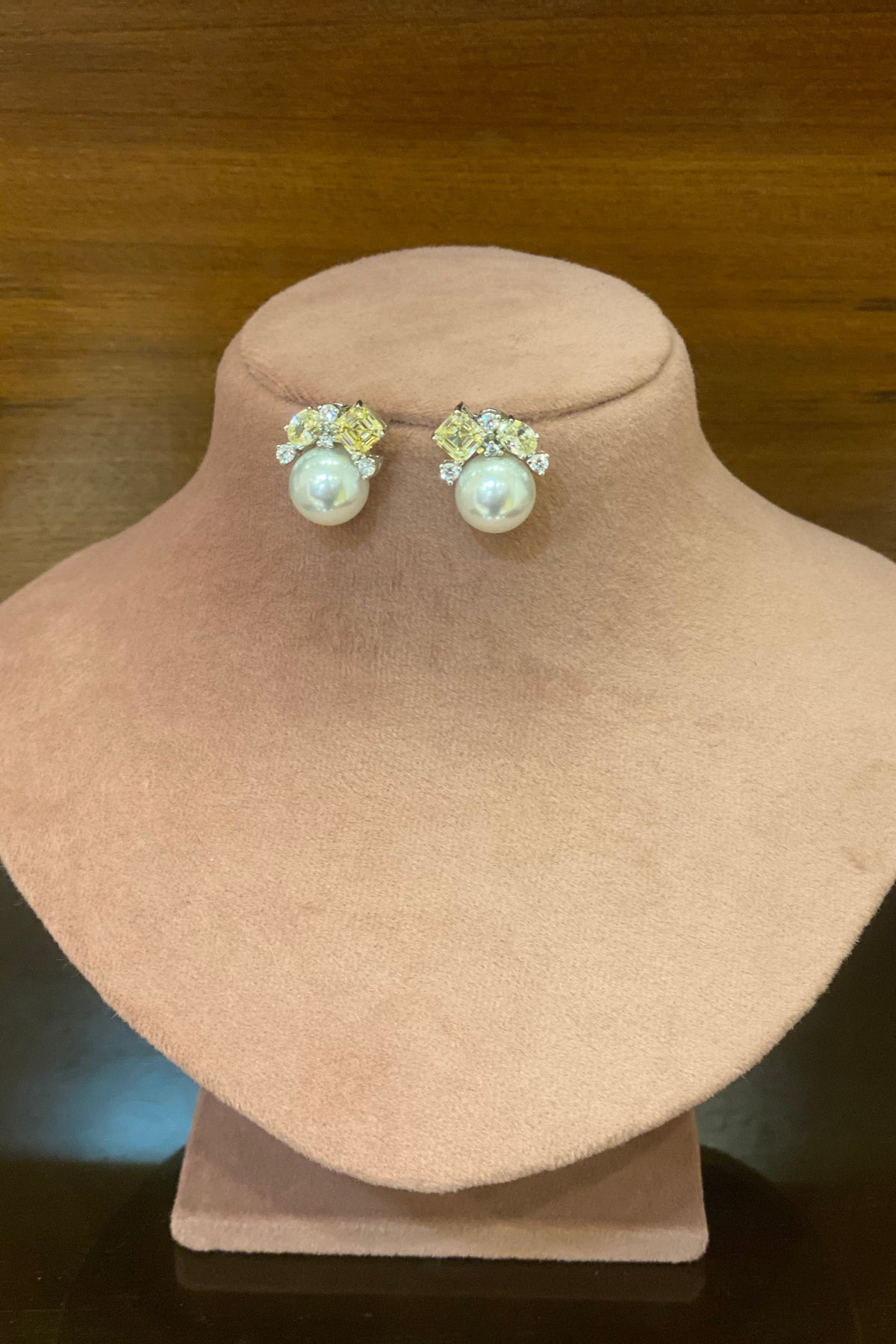 Aishi Yellow stone pearl stud