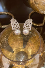 Agnika Pearl stud with white stone