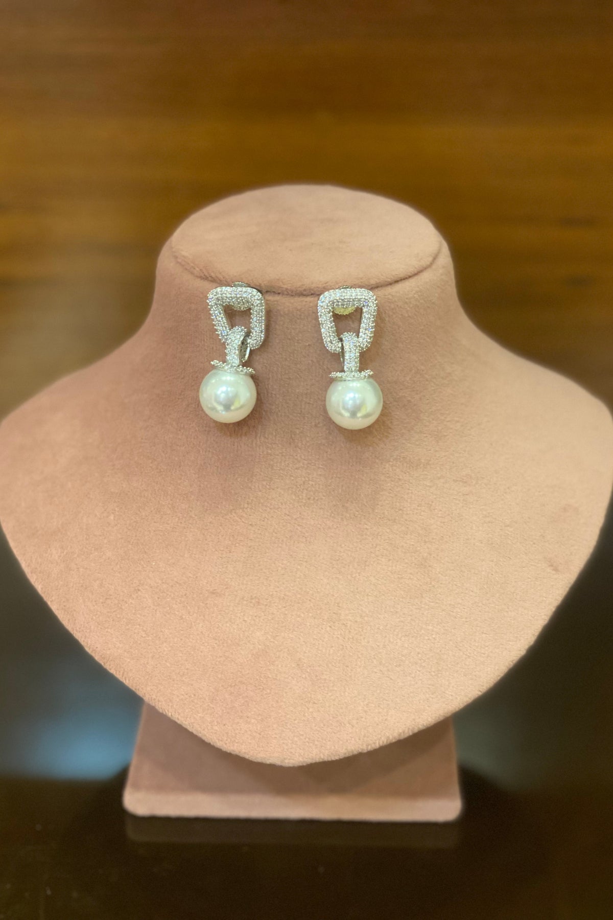 Bhavya Small stone with pearl earring