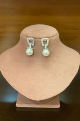 Bhavya Small stone with pearl earring
