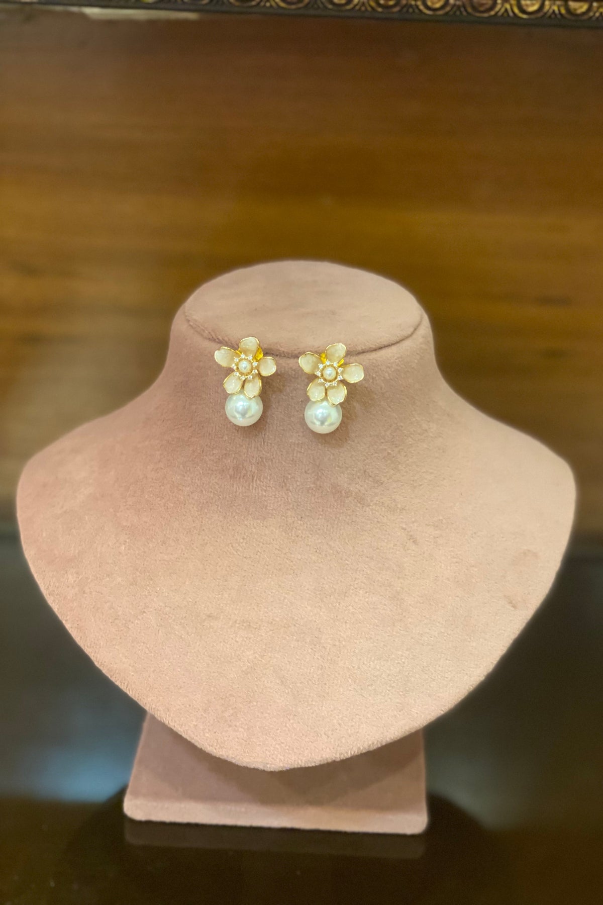 Behnazz stud with pearl Drop