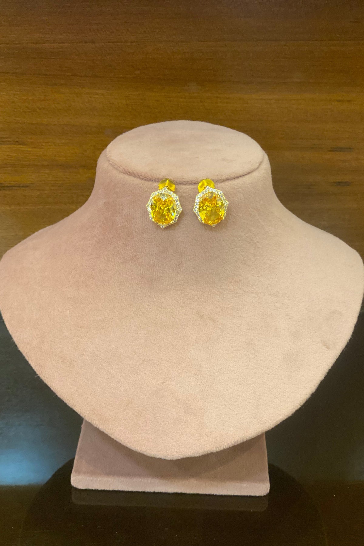 Daze yellow studs