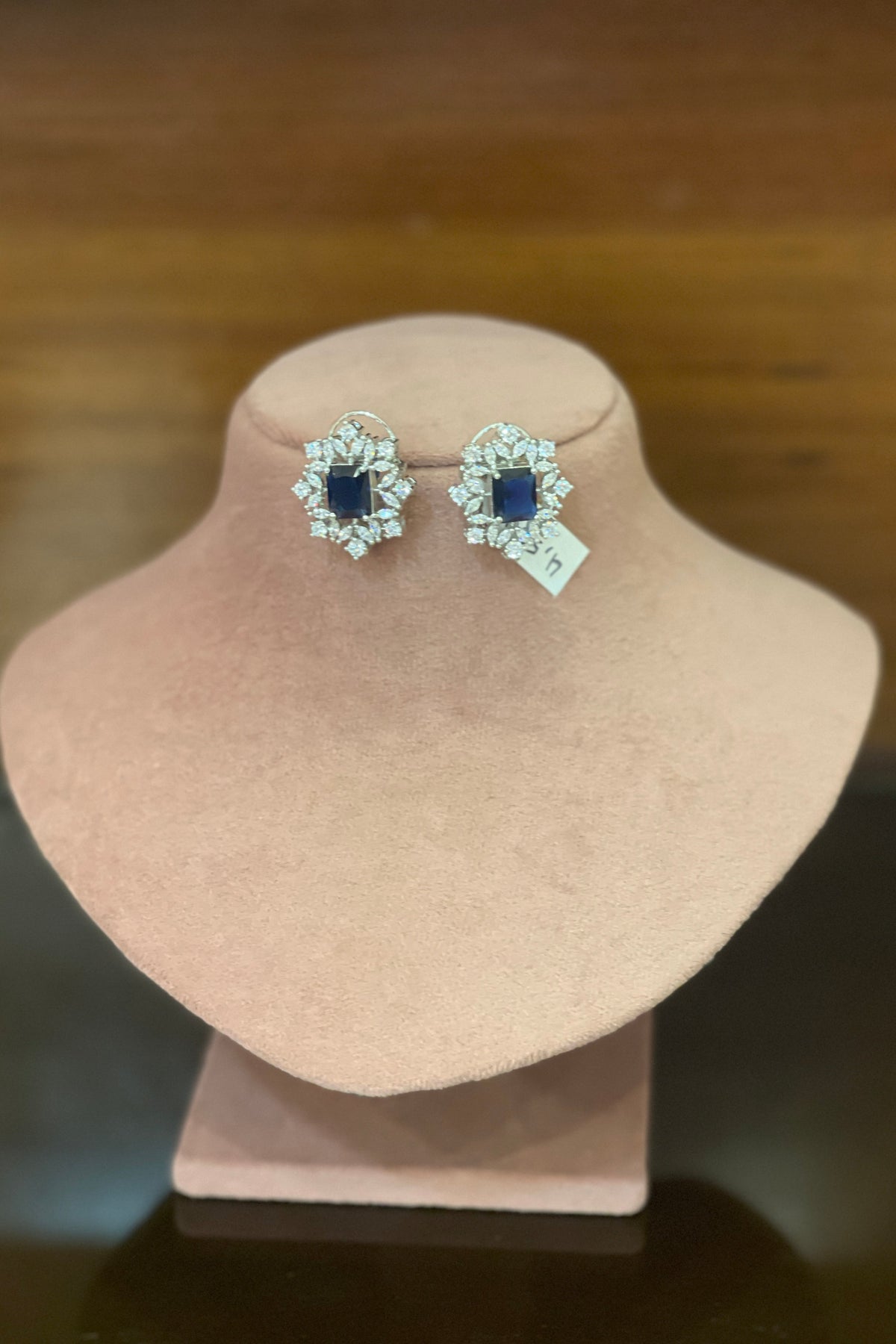Fari blue studs